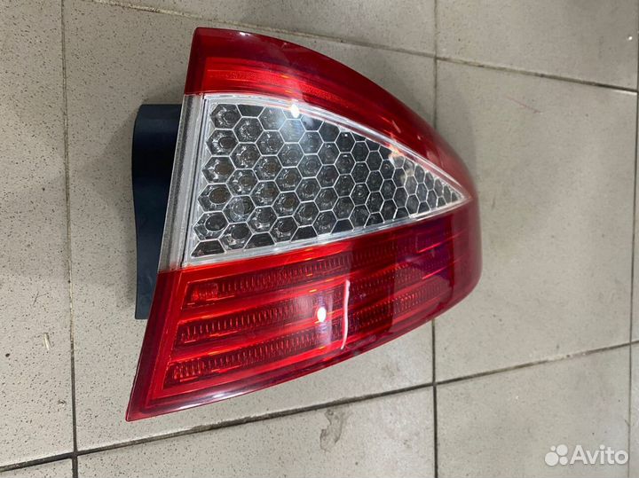 Задний правый фонарь Ford Mondeo 4 Лифтбек 0863
