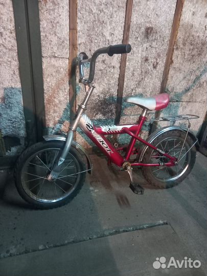 Детский велосипед и дедов велосипед