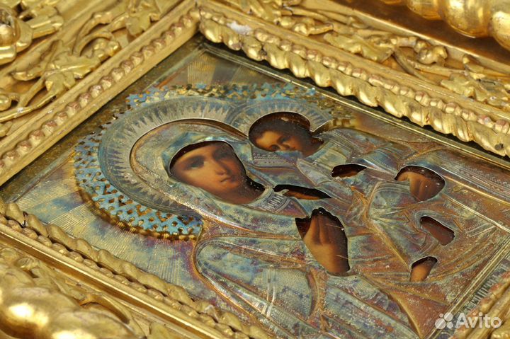 Тихвинская икона Божией Матери в киоте