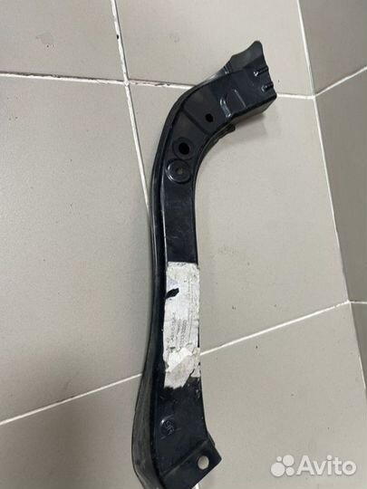 Суппорт радиатора правый Toyota Camry V50