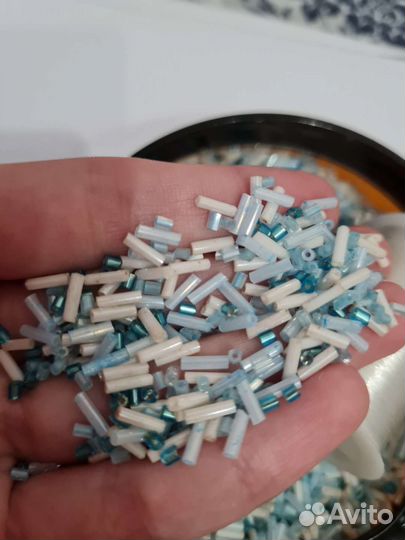 Баночка бисера – стекляруса с леской и иголками