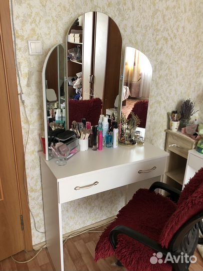 Туалетный столик с зеркалом