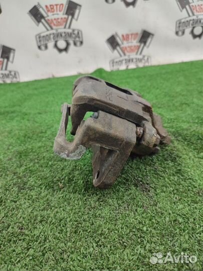 Суппорт передний правый Mitsubishi Lancer Cedia