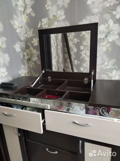 Комод с зеркалом в спальню бу