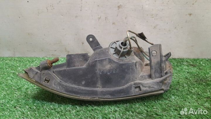 Поворотник передний правый Toyota Carina E 2.0