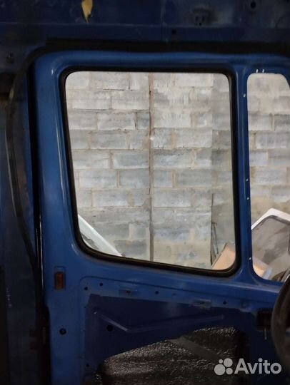 Стекла кабины дверей на Мерседес бенс 208