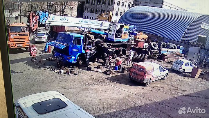 Управляющий Завгар грузового автосервиса