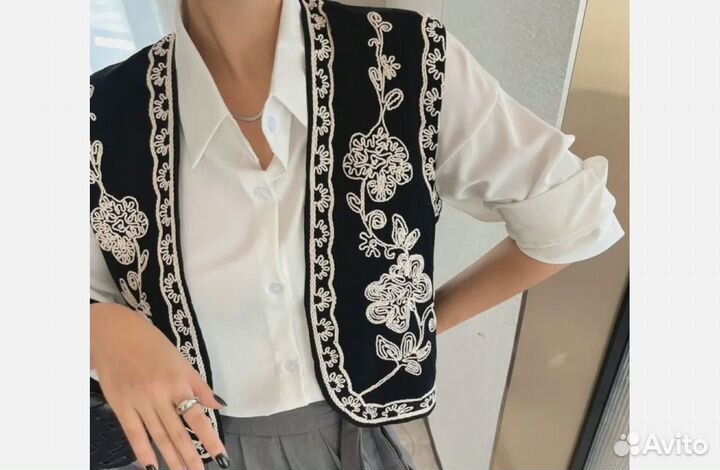 Жилетка черная с узором