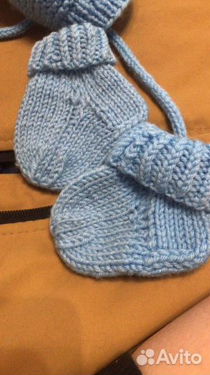 Вязаные носочки и шапочка для новорождённых