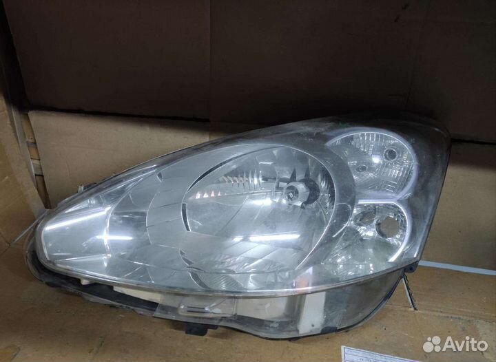 Фара левая битая Pegeout Partner 2012