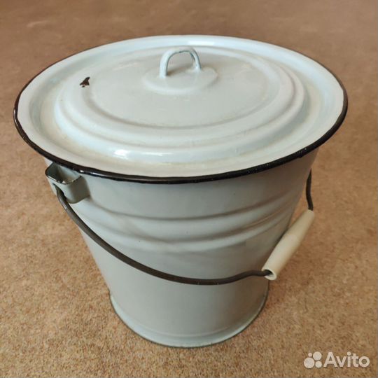 Эмалированное ведро с крышкой