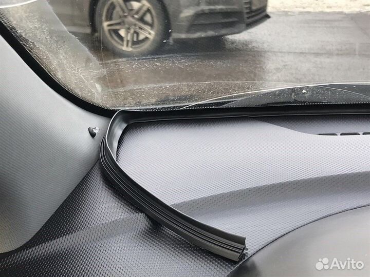 Уплотнитель между панелью и лобовым стеклом 1,6м