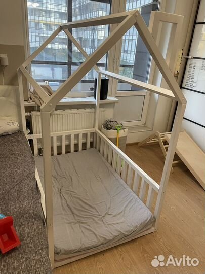 Детская кроватка-домик напольная