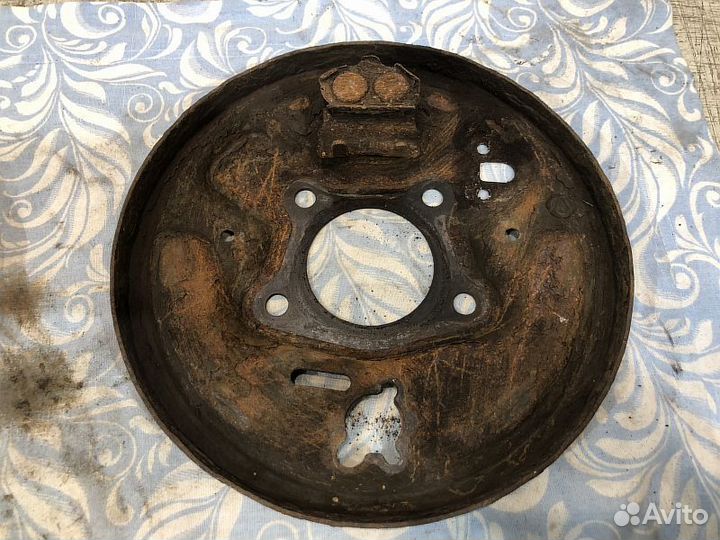 Пыльник заднего тормозного диска Toyota Carina