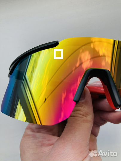 Спортивные чёрно-красные очки солнцезащитные