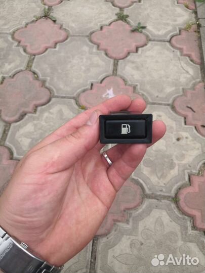 Кнопка открытия бака