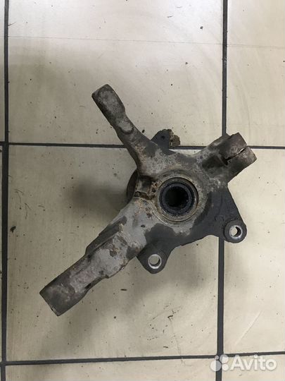 Поворотный кулак левый Nissan Almera G15