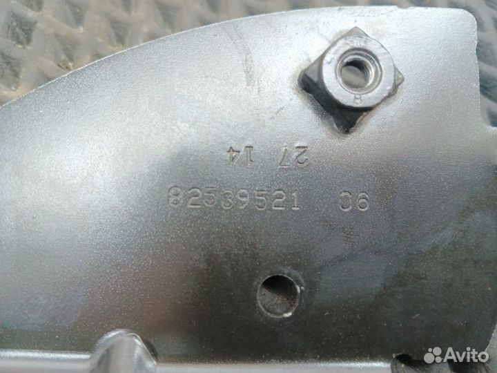 Кронштейн обшивки двери правой Renault T