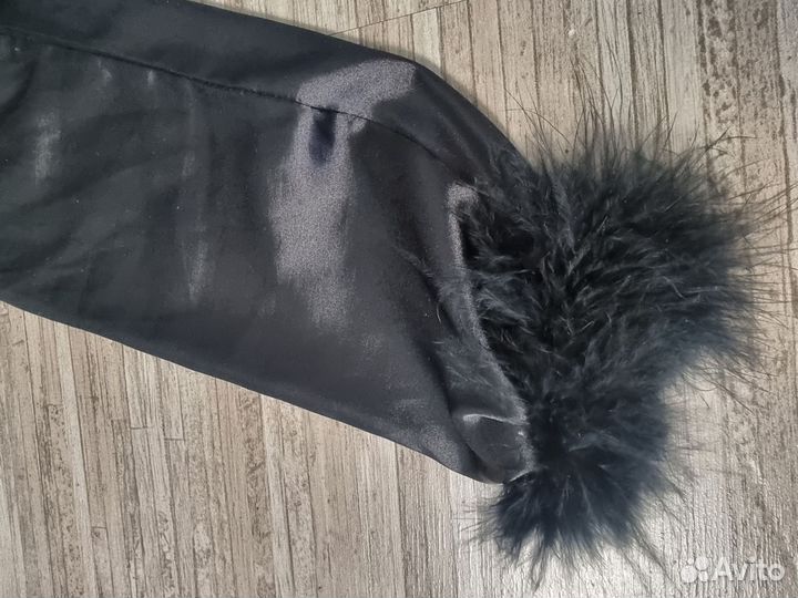 Костюм в пижамном стиле с перьями