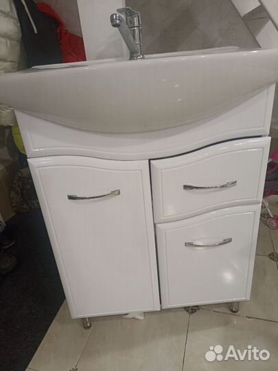 Тумба для ванной с зеркалом и раковиной