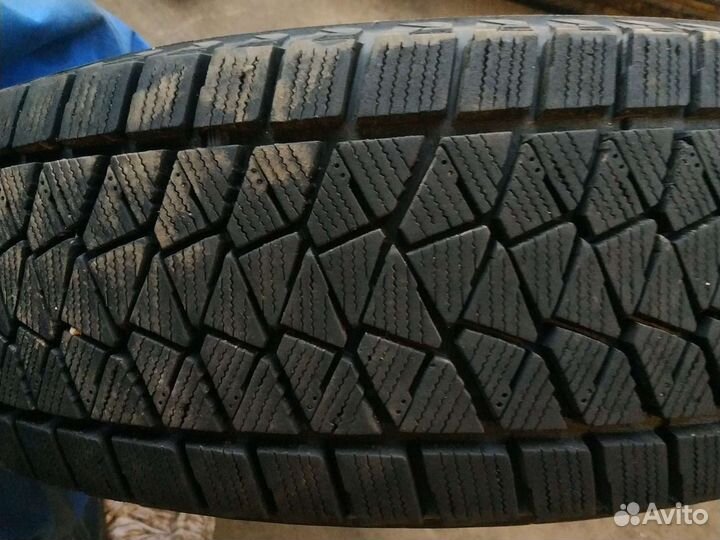 Bridgestone Blizzak DM-V2 215/70 R16