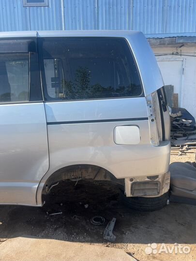 Задние крылья toyota noah 2003 год