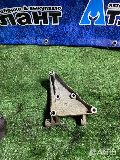 Кронштейн компрессора кондиционера Audi A4 B6 AKE