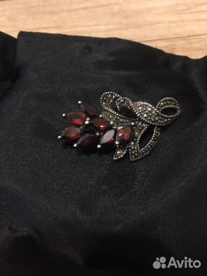 Брошь,серебро,гранат чешский «голубиная кровь»