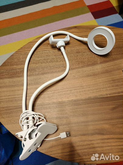 Светодиодная лампа с держателем для смартфона