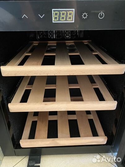 Винный шкаф-холодильник Caso Winesafe 12 black