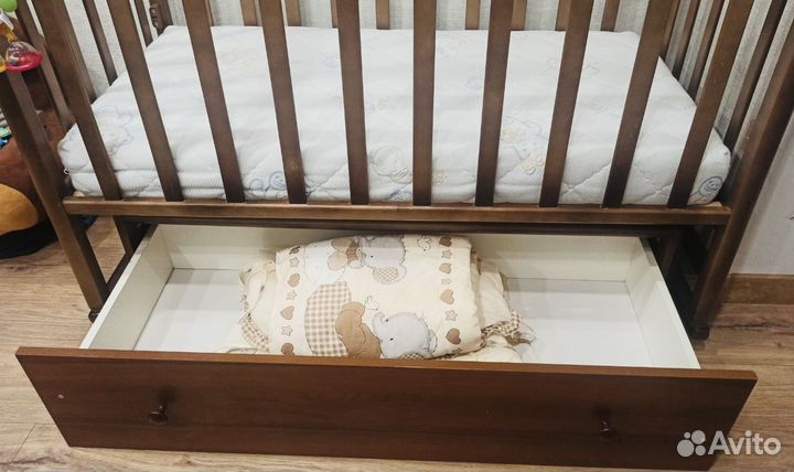 Детская кровать для новорожденных с маятником