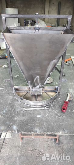 Бункерная кормушка для подсосных поросят