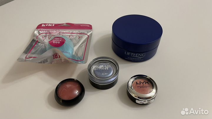 Патчи Liftheng, тени Maybelline и NYX, спонж