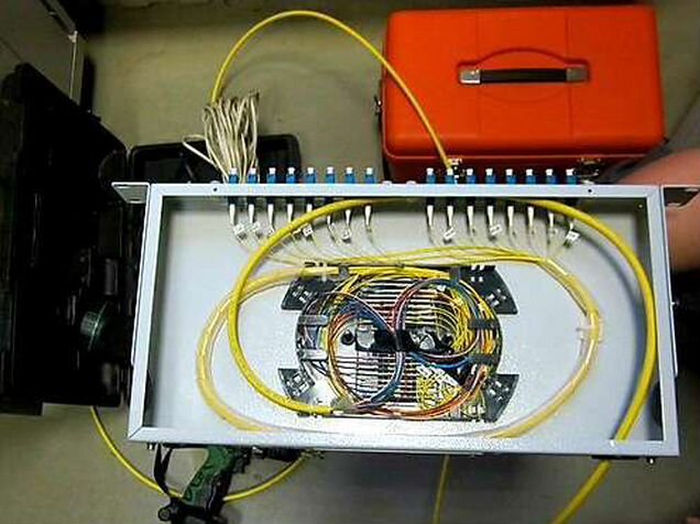 Авито монтаж. Сварка оптоволоконного кабеля. Сваривание оптико-волоконного кабеля. Сварка многомодового оптоволокна. Сварка оптоволокна 8 волокон.