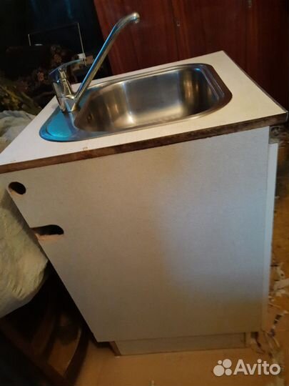 Раковина с тумбой и смесителем