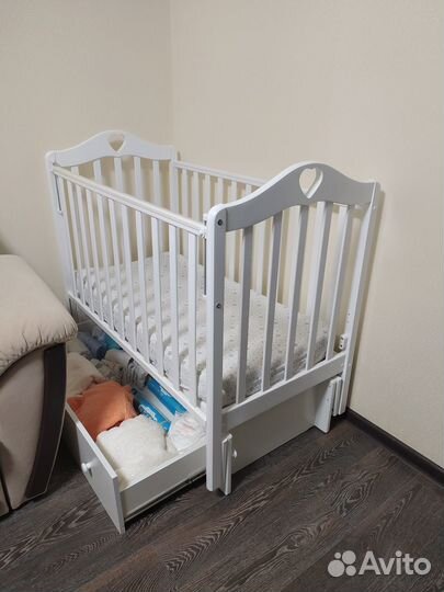 Детская кроватка с маятником и ящиком