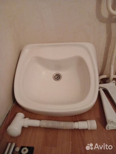 Раковина б/у с креплением