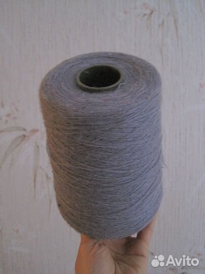 2 больших мотка ниток один белый один серый