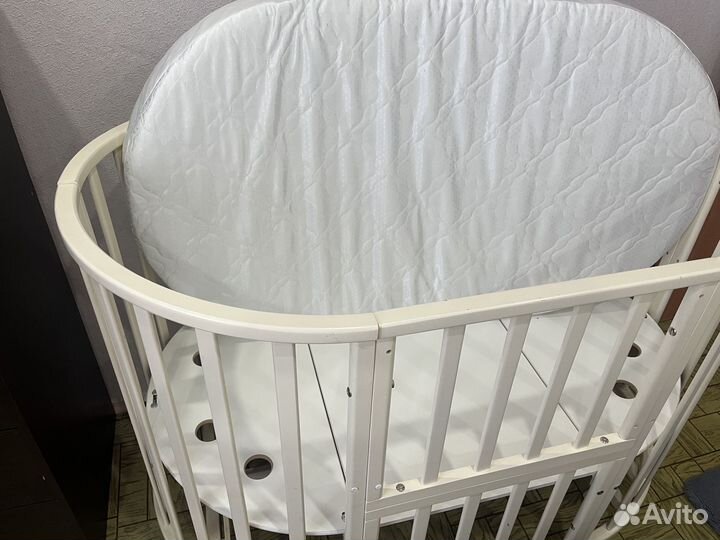 Детская кроватка с маятником