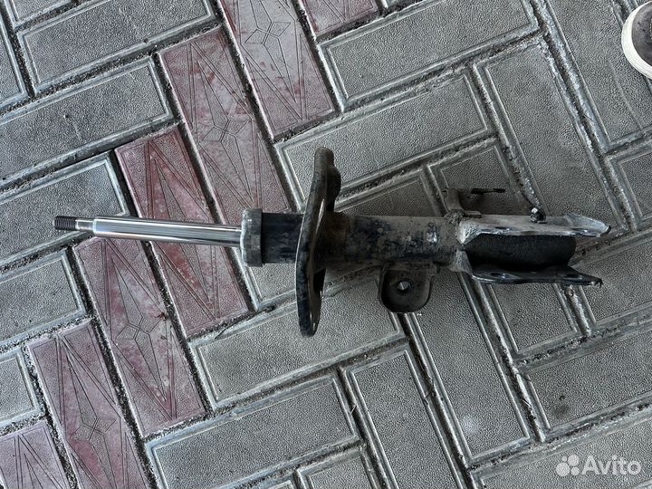 Передние стойки prius 30 п/р