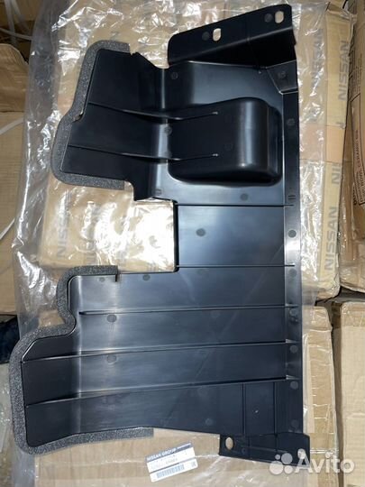 62822BR00A Воздуховод/дефлектор на радиатор nissan