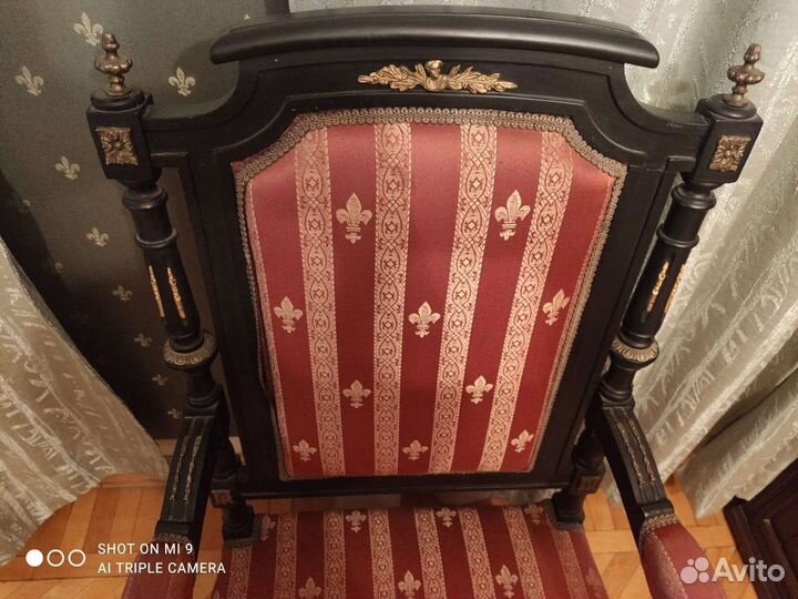 Кресло из черного дерева