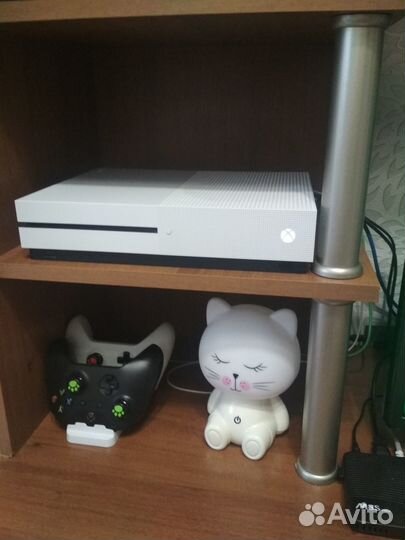 Xbox one s 1tb (2 геймпада,подписка, док-станция)