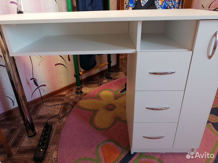 Стол маникюрный