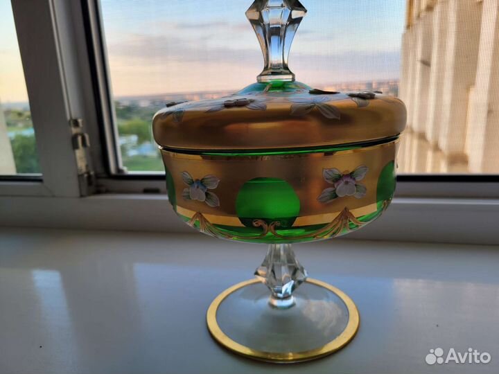 Конфетница богемское стекло с лепкой