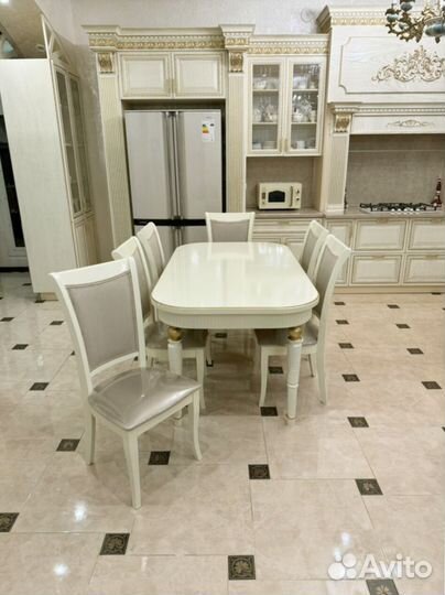 В наличии стол