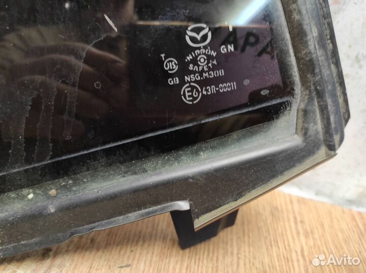 Стекло двери задней левой (форточка) Mazda Mazda