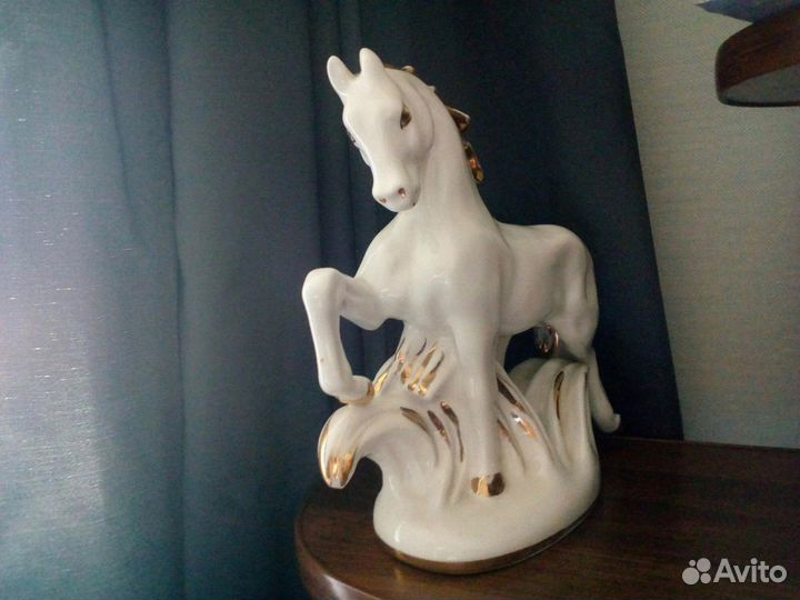Конь фарфоровый