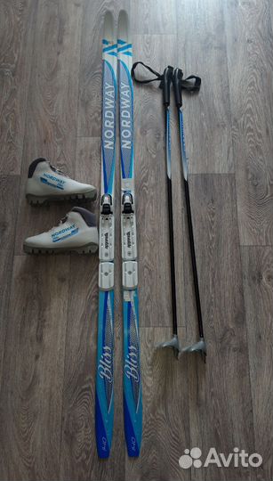Беговые лыжи, палки, ботинки р. 29