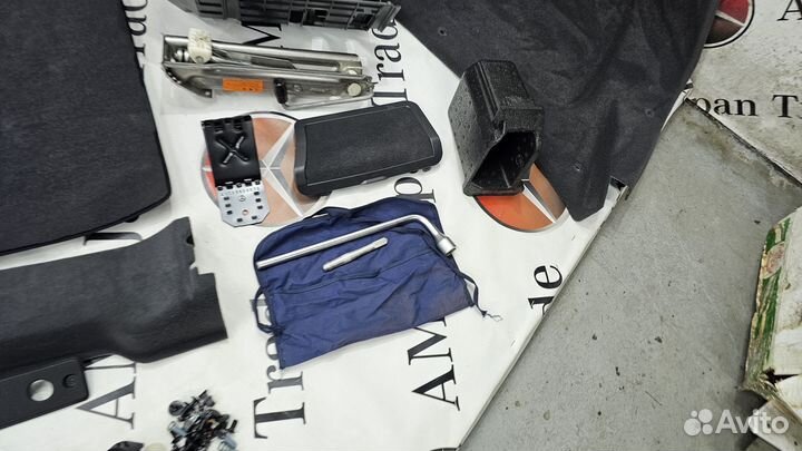 Обшивки багажника на Mercedes-Benz W211